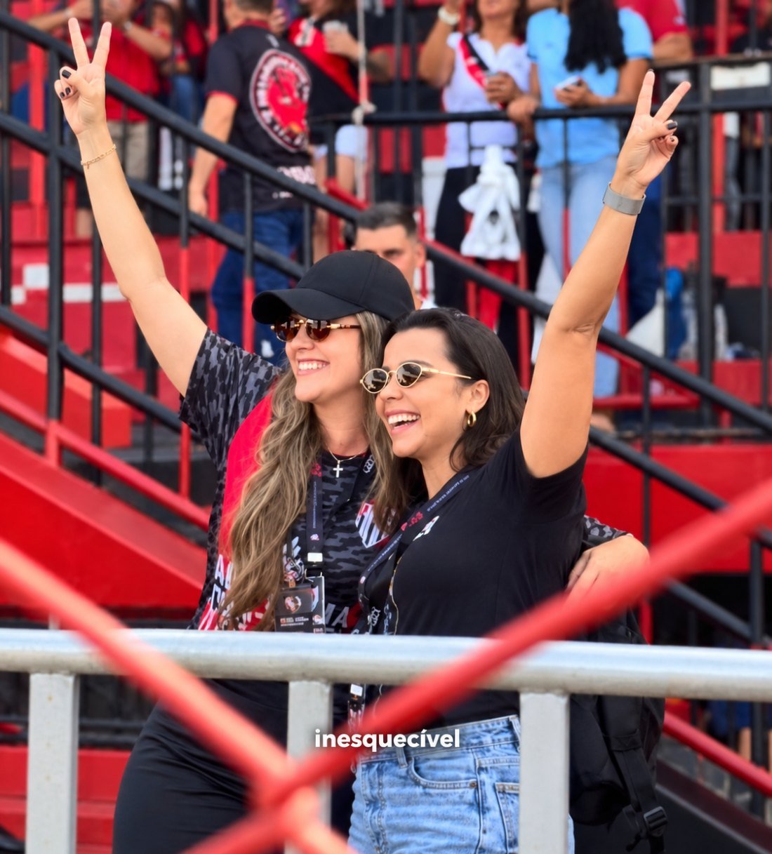 Integrantes da Agência Izzy na arquibancada